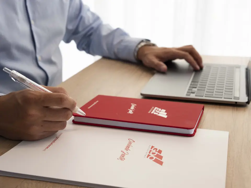 Firma de documentos de constitución de sociedad con la libreta de GDO Soluciones